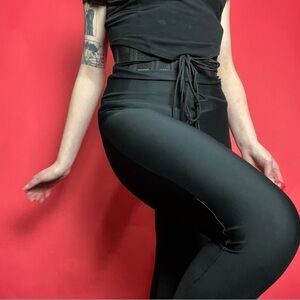 Trendy cinched leggings  🖤🖤​​​​​​​​​​​​​​​​​​​